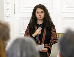 Ezkerrean, Nur Al-Haddad gazatarra. Goian, Barbara Ruiz (UNRWA Euskadiko arduraduna) eta Saif Abukeshek (Global Summud Flotillaren Europako Koordinatzailea), Gernika-Palestina ekimenak Donostiako Miramar jauregian antolaturiko ekitaldiko aurkezlearekin.