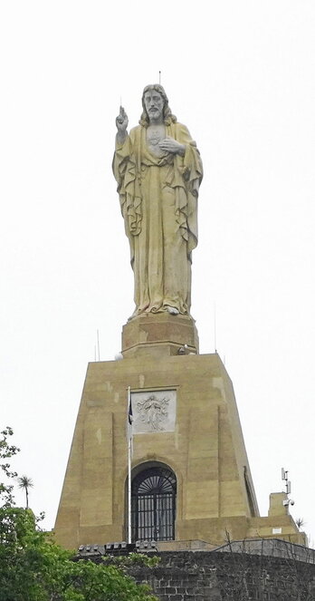 Ia egunero ikusten zaitut zure harrizko tronutik.