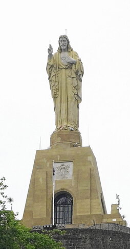 Ia egunero ikusten zaitut zure harrizko tronutik.