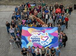 Korrikaren 24. edizioaren aurkezpeneko familia argazkia, Gasteizen.