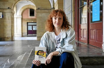 Aiora Enparantza, liburua eskuan zuela, atzo Donostian.
