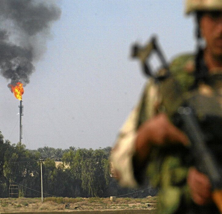 Un militar patrulla cerca de una refinería de petróleo en Bagdad, en 2008.