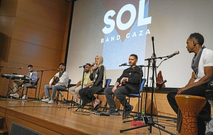 Representantes de la selección palestina reciben el cuadro “Gernika” de Zumeta.