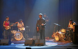 Amaia Miranda, Karlos Arancegui, Nando Neira, Felix Buff eta Gorka Urbizu, Victoria Eugeniako oholtzan.