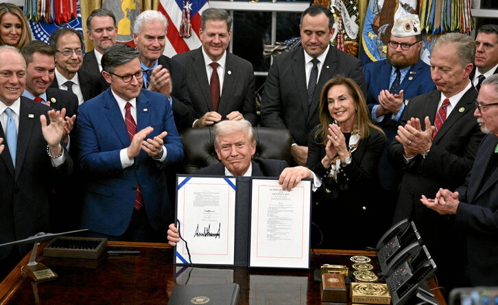 Donald Trump presidenteak berehala sinatu zuen Gobernu federala berriz irekitzeko agindua.