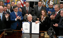 Donald Trump presidenteak berehala sinatu zuen Gobernu federala berriz irekitzeko agindua.