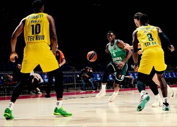 Diallo dirige el juego ante el Maccabi.