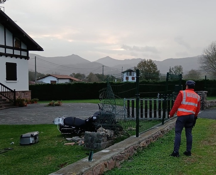 Así ha quedado la motocicleta tras el accidente que se ha producido en Urdazubi. (Policía Foral)