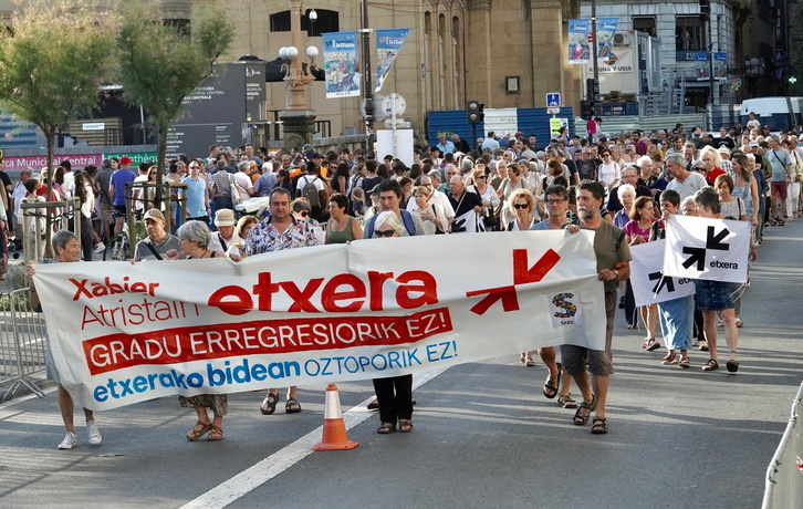 Manifestación contra la regresión de grado, en el caso de Xabier Atristain en julio de 2023.