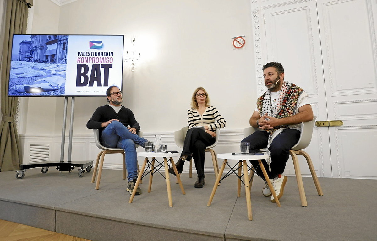 Barbara Ruiz (UNRWA Euskadiko arduraduna) eta Saif Abukeshek (Global Summud Flotillaren Europako Koordinatzailea), ekitaldiko aurkezlearekin. (Maialen ANDRES / FOKU)