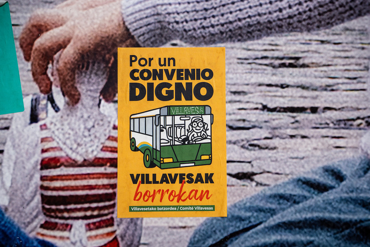 La demanda del comité, en una de las paradas de villavesas en Iruñea.