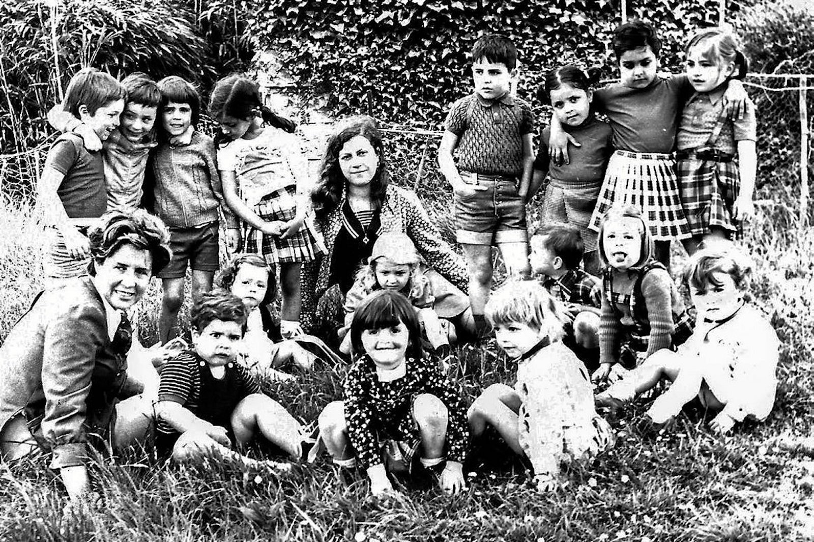 Behean, ezkerrean, Jone Forcada Hendaiako lehen ikastolako haurrez inguratuta. ALVAREZ FORCADA SENDIA