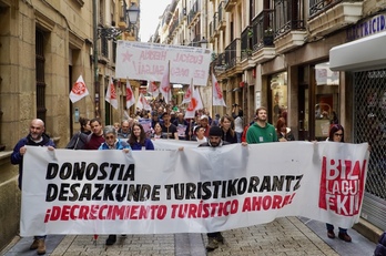 Manifestación por el decrecimiento turístico en Donostia.