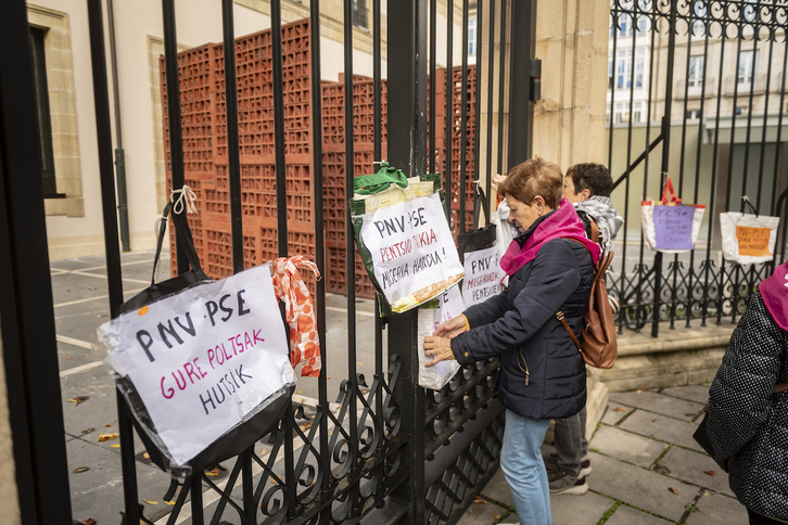 Protesta de las mujeres pensionistas en el exterior del Parlamento de Gasteiz.