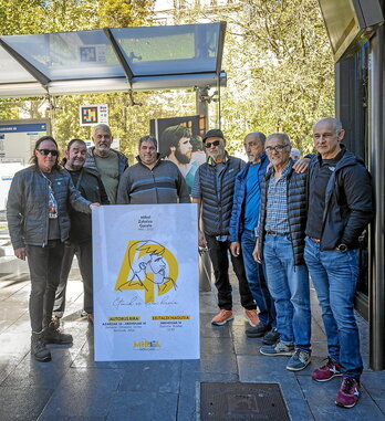 Antiguos y actuales trabajadores de DBus posan en el Boulevard. Abajo, el autobús que utilizaron en una de sus movilizaciones.