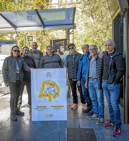 Antiguos y actuales trabajadores de DBus posan en el Boulevard. Abajo, el autobús que utilizaron en una de sus movilizaciones.