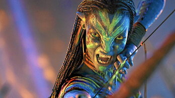 La guerrera na'vi Neytiri, interpretada por Zoe Saldaña, vuelve a las salas de cine en diciembre con «Avatar: Fuego y ceniza», tercera película de la franquicia de Pandora.