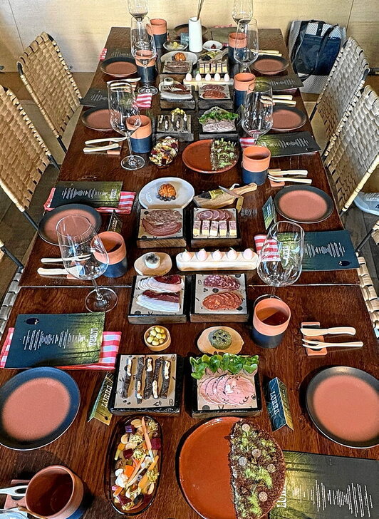 Aspecto de la mesa que se preparó para el almuerzo del evento Lurra.