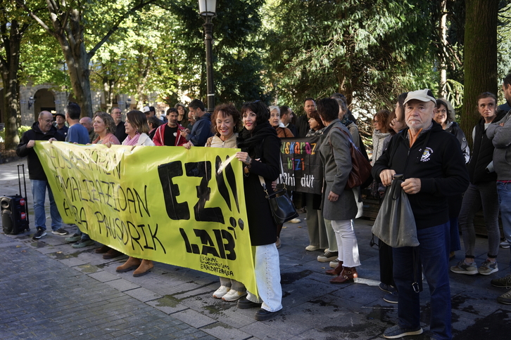 Gipuzkoako Aldundiaren aurrean egindako elkarretaratzea, urrian, euskararen normalizazioan atzerapausorik ez emateko exijitzeko.