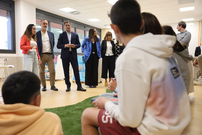 Imanol Pradales y Begoña Pedrosa en un colegio de Etxebarri.