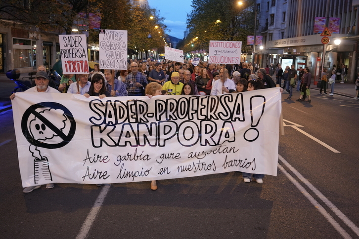 Cabeza de la manifestación a su salida desde Gran Vía, junto a la delegación del Gobierno de Lakua.