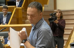 Mitxel Lakuntza ELAko idazkari nagusiak bere ekimena defendatu zuen herenegun Gasteizko Legebiltzarrean.