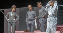 Erika Olaizola, Mikel Laskurain, Xanti Agirrezabala eta Ainhoa Aierbe, «Kaka» antzezlanean.