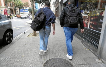 Dos agentes de la UCO salen con sendas mochilas de la sede de Acciona en Bilbo.