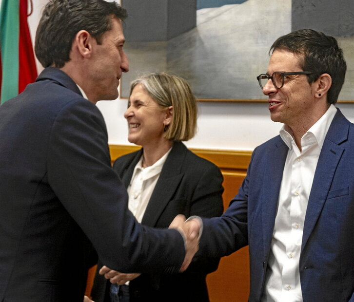 Saludo entre Nöel d’Anjou y Pello Otxandiano en la ronda del año pasado.