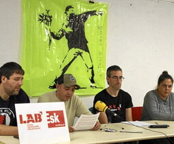 Imagen de la rueda de prensa ofrecida por LAB y ESK en Gasteiz.