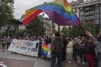 Imagen de archivo de una protesta contra la homofobia en Donostia.