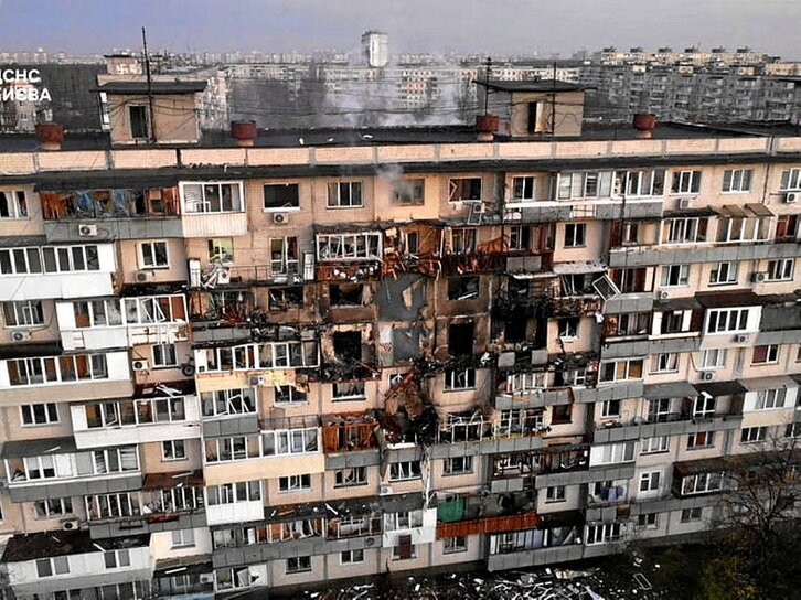 Edificio dañado en el ataque a Kiev.
