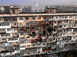 Edificio dañado en el ataque a Kiev.