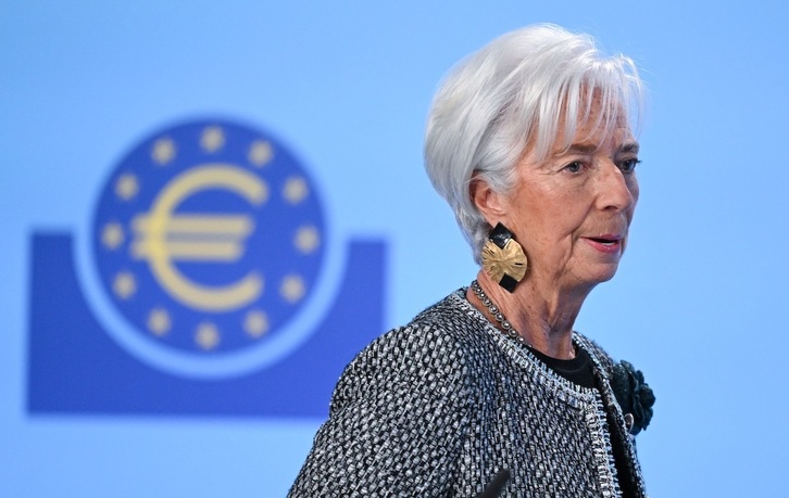La presidenta del BCE, Christine Lagarde, delante de un logotipo del euro.