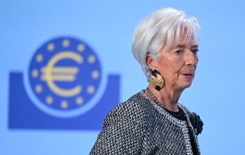 La presidenta del BCE, Christine Lagarde, delante de un logotipo del euro.
