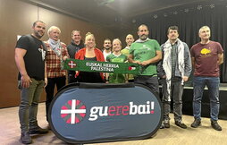 Comparecencia de Gernika-Palestina, Gure Esku y Gu ere Bai, junto a algunos deportistas.