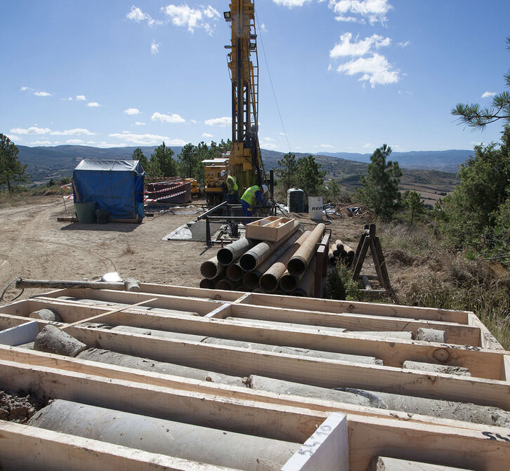 Operarios de Geoalcali realizan trabajos de cata.