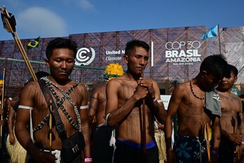 Indígenas brasileños en el exterior de la sede de la COP30.
