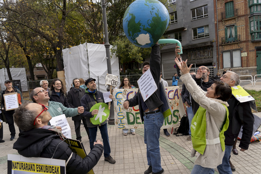 Manifestariak «Lur planetarekin» jolasean.