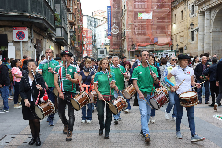 Kantujirak Bilboko Zazpi Kaleak doinuz girotu ditu bazkalaurretik.