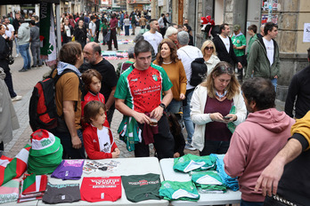 Kantujirak Bilboko Zazpi Kaleak doinuz girotu ditu bazkalaurretik.