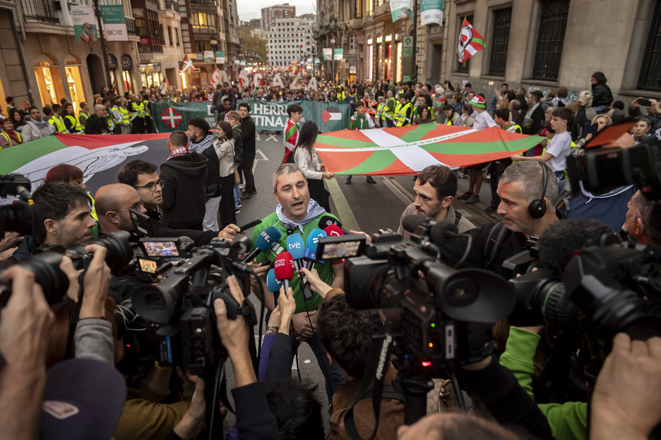 Gernika-Palestinako bozeramailea, hedabideen aitzinean adierazpenak egiten. Ikusmina itzela izaten ari da.