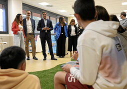 En la página anterior, Imanol Pradales y Begoña Pedrosa en un centro educativo de Etxebarri. Sobre estas líneas, imagen de una cámara publicada por LAB.
