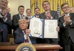 Firma de la ley Genius el 18 de julio de 2025 en la Casa Blanca. La ley establece un marco para el desarrollo de monedas estables.