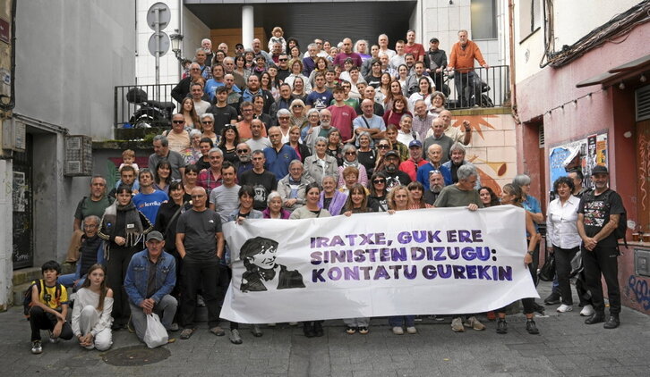 Dozenaka pertsona bildu ziren Irunen Sorzabali babesa helarazteko.