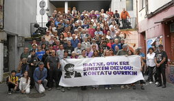 Dozenaka pertsona bildu ziren Irunen Sorzabali babesa helarazteko.