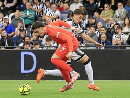 Luken Beitia en la disputa de un balón.