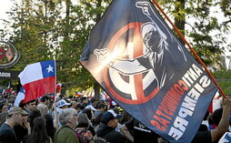 Seguidores del candidato ultraderechista Johannes Kaiser en un acto de su campaña electoral el 12 de noviembre de 2025.