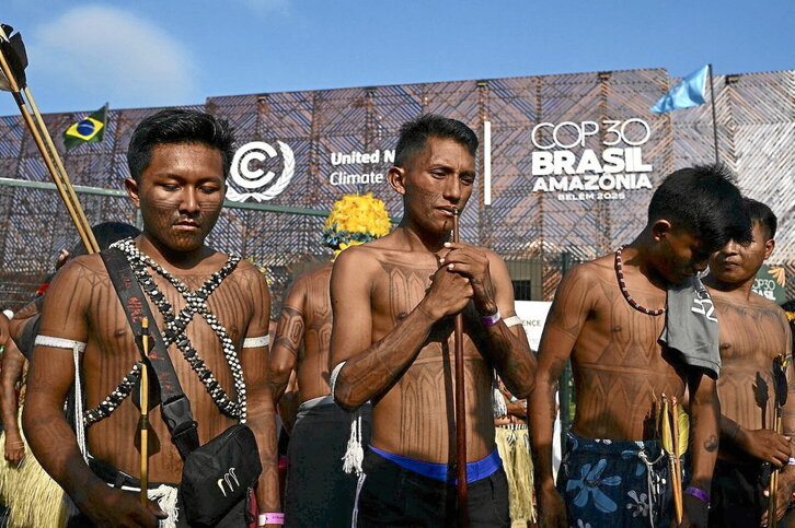 Indígenas brasileños en el exterior de la sede de la COP30.