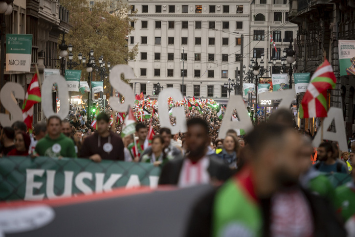 Imagen de la pancarta al inicio de la marcha, junto al teatro Arriaga.